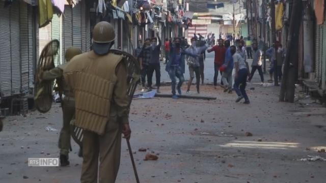 Des manifestants brisent le couvre-feu imposé au Cachemire