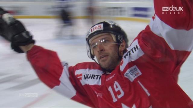 Team Canada - HC Lugano (4-1): Andrew Ebbett marque son quatrième but du tournoi et offre le 4-1 à son équipe