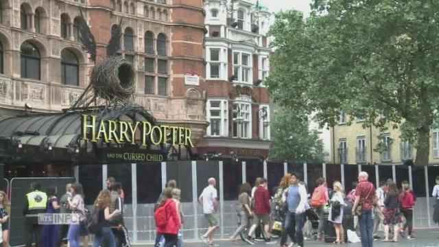 Les fans d'Harry Potter se sont pressés pour assister à la première mondiale de "Harry Potter et l'enfant maudit" avec l'espoir de voir des célébrités