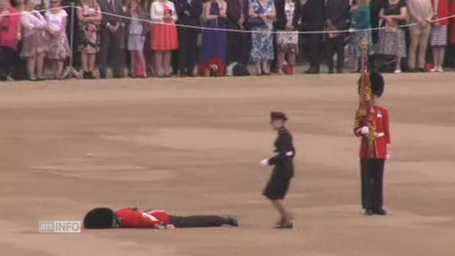 Un garde s'évanoui durant la cérémonie de la reine