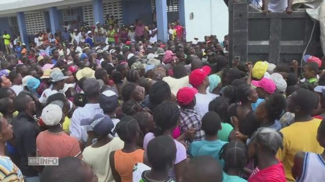 Foule rassemblée à Port-Salut en Haïti pour la distribution d'aide humanitaire