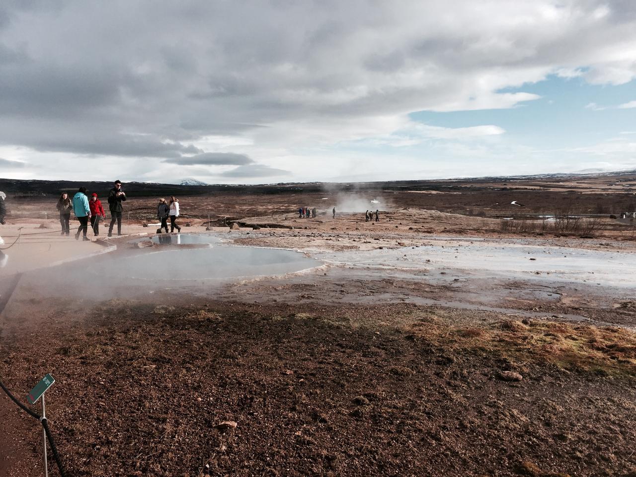 Les petits lacs d'eau chaude de Geysir.