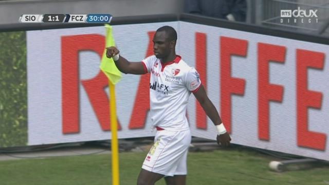 FC Sion - FC Zurich (1-1): Moussa Konaté devance le défenseur Zurichois et égalise