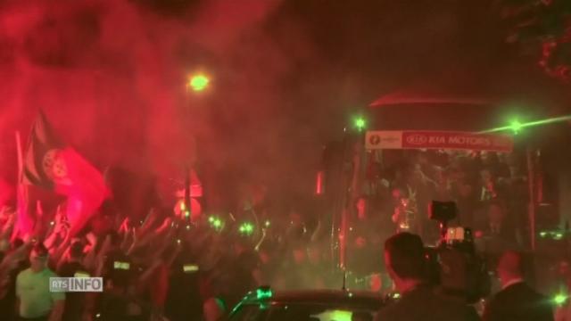 Fans portugais en délire au passage du bus de l'équipe