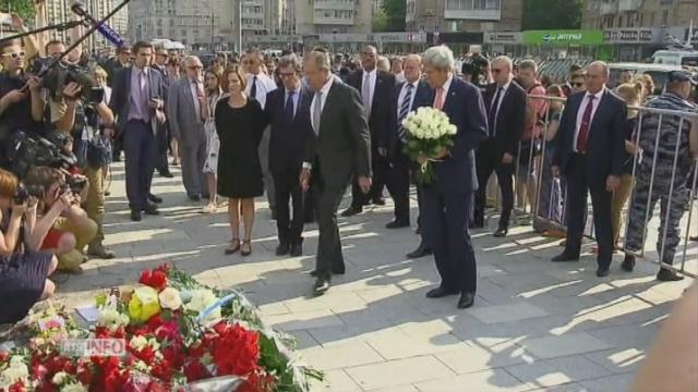 John Kerry et Sergueï Lavrov déposent des fleurs devant l'ambassade de France à Moscou