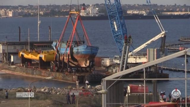 Crise des migrants: la marine italienne a accompli la tâche difficile de ramener l’épave d’un chalutier