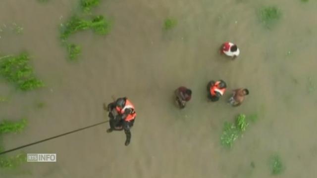 Des habitants touchés par les inondations au Sri Lanka sont évacués par hélicoptère