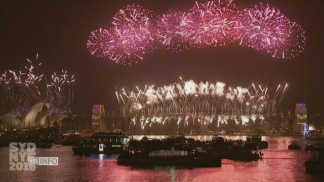 Les images des premiers feux d'artifice dans le monde à Sydney et Auckland