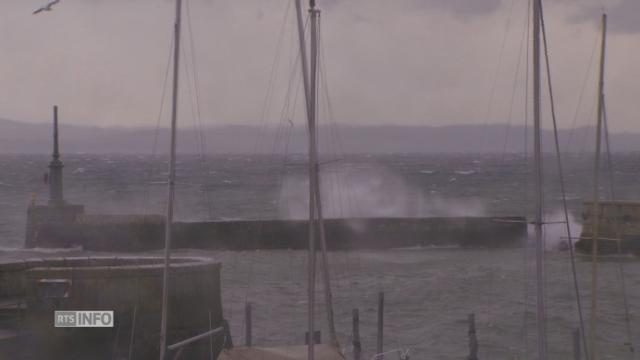 Balayé par les vents, le lac de Neuchâtel se déchaîne