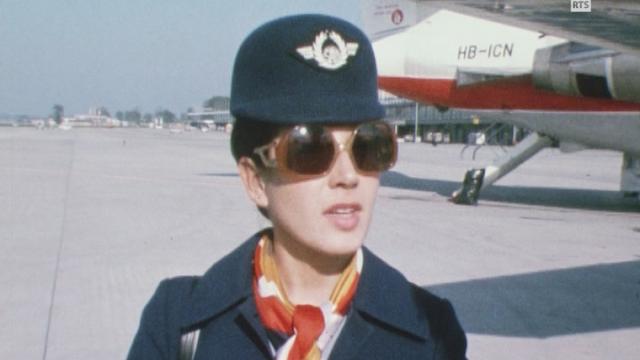 Une hôtesse de l'air sur les passagers de charters en 1972. [RTS]