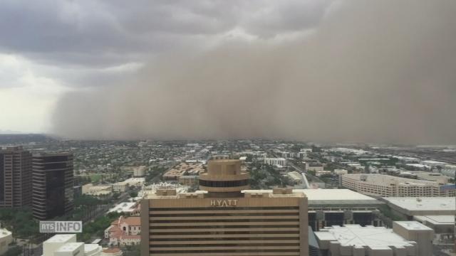 Un nuage de poussière et de sable engloutit la ville de Phoenix