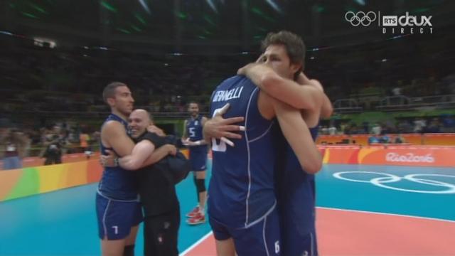 Volleyball messieurs, ½. ITA – USA 3-2 (30-28  26-28 9-25 25-22 15-9). Les USA ont 5 balles de match contre eux (à 14-9). L’Italie affrontera le vainqueur de Russie – Brésil en finale