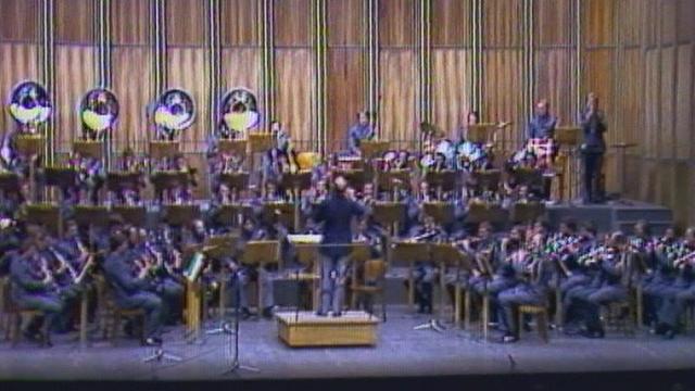 Le Corps de musique l'armée suisse joue au Palais de Beaulieu en 1980. [RTS]
