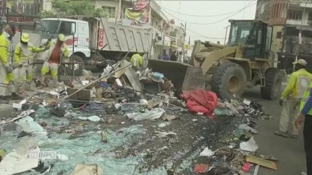 Nettoyage des rues de Bagdad après l'attentat ayant fait 200 morts