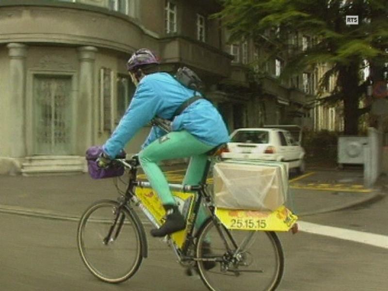 Un coursier de Courrier Vélo dans les rues de Bienne.