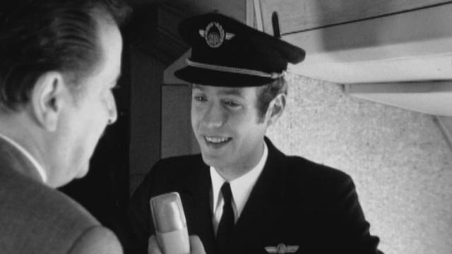 Un steward à bord d'un vol charter en 1969. [RTS]