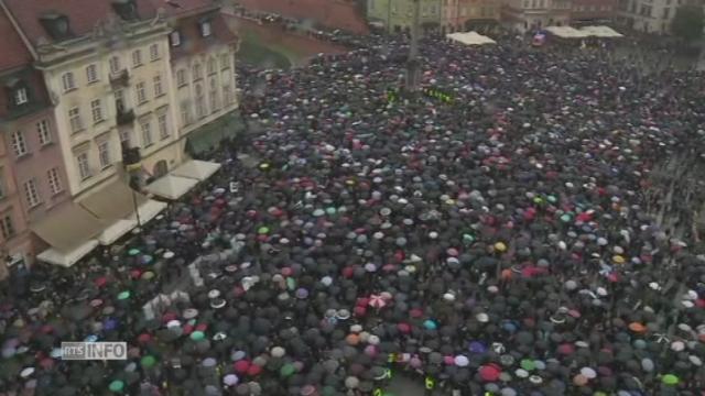 Des centaines de femmes dans les rues de Varsovie contre l'interdiction quasi totale de l'avortement