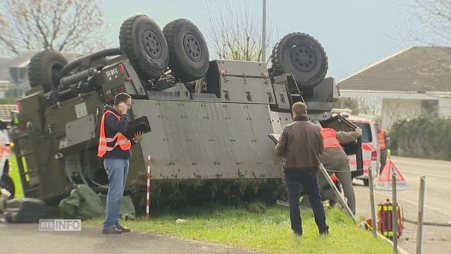 Un véhicule de l'armée fait un tonneau à Schwyz, dix blessés