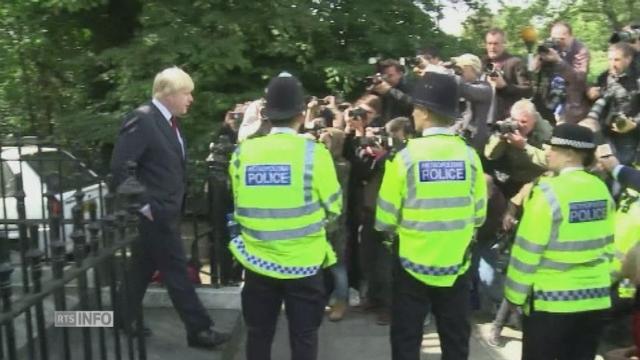 Boris Johnson hué en sortant de chez lui