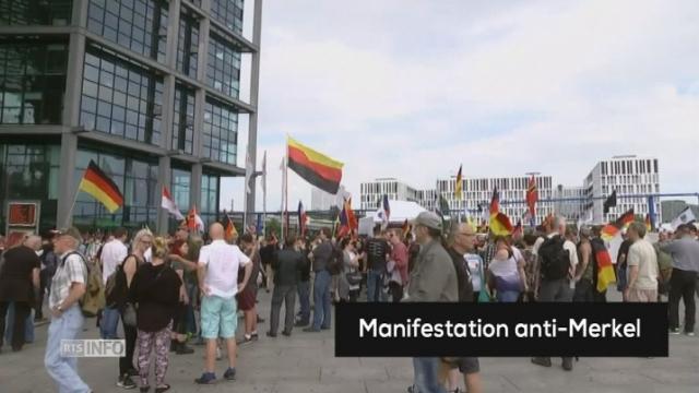 Deux manifestations se sont déroulées samedi à Berlin, l'une contre la politique migratoire d'Angela Merkel et l'autre en faveur de sa politique