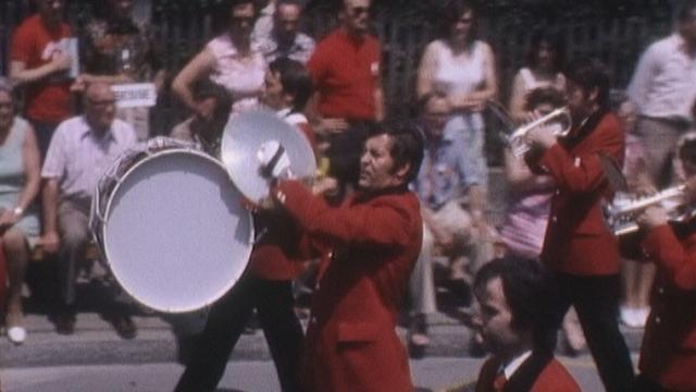 Défilé de fanfare lors de la 26e Fête fédérale de musique de Bienne en 1976. [RTS]