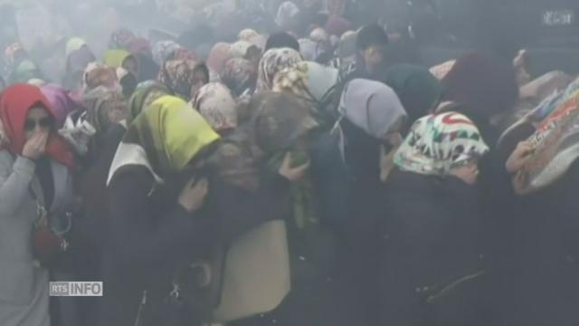 Des manifestantes turques en panique fuient les gaz lacrymogènes