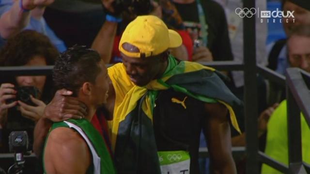 Athlétisme. Accolade entre Wayde Van Niekerk (AFS), champion olympique et recordman du monde du 400m et Usain Bolt, champion olympique du 100m