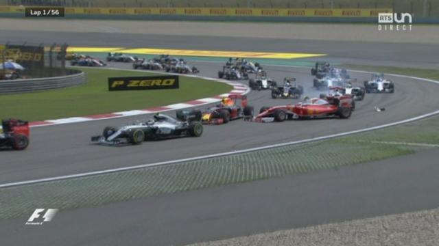 Course: Sebastian Vettel percute Kimi Räikkönen et Lewis Hamilton, piégé, perd son aileron avant en ce début de course!
