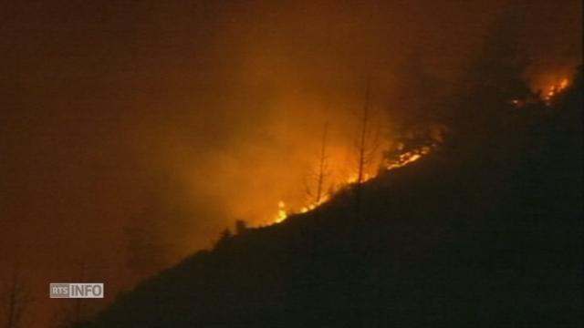 Spectaculaires feux de forêt a la frontière italo-suisse