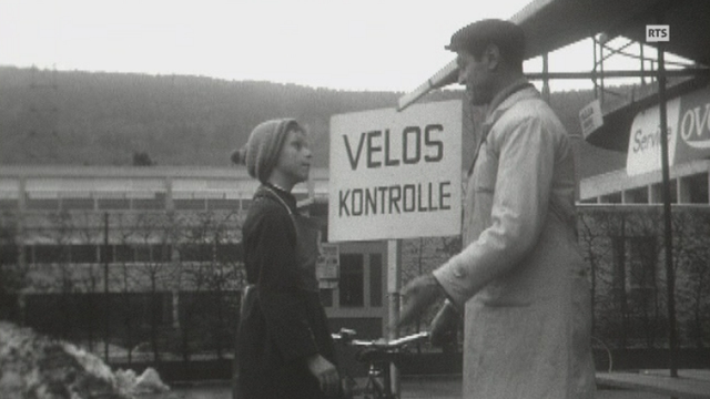 Contrôle technique d'un vélo à Bienne en 1962.