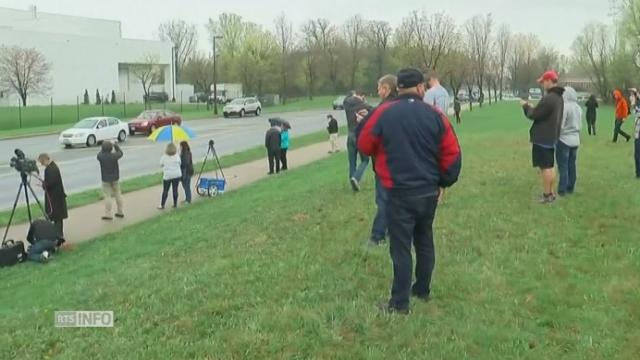 Fans et journalistes arrivent autour de la demeure de Prince