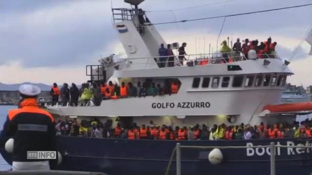 Migrants secourus par centaines au large de l'Italie