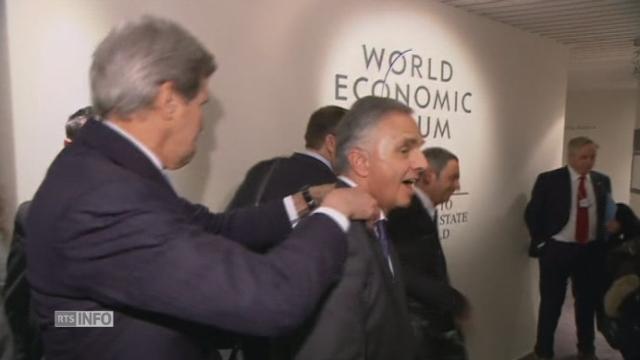 L'accolade de John Kerryrry à Didier Burkhalter