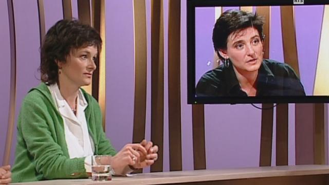 Lucienne Peiry, conservatrice du Musée de l'art brut à Lausanne échange avec la comédienne Claude-Inga Barbey, en 2004. [RTS]