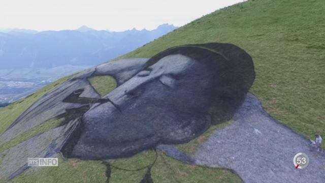 VD: un adepte du Land art crée une oeuvre à Leysin