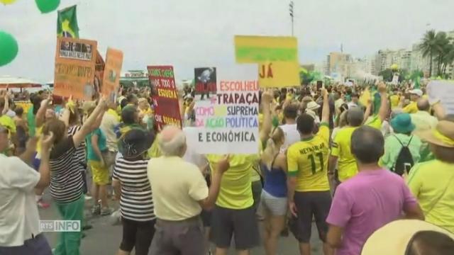 Les Brésiliens affluent par milliers pour manifester contre la présidente