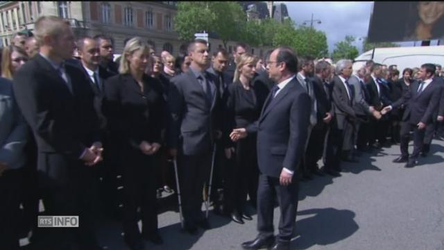 Un policier refuse de serrer la main au président François Hollande