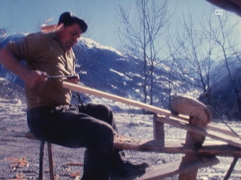 L'art de fabriquer un bel échalas en Valais en 1973. [RTS]