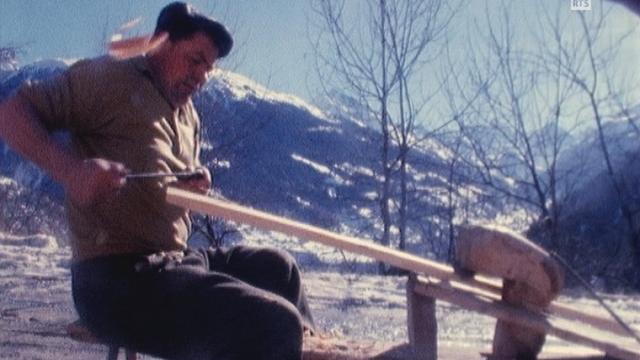 L'art de fabriquer un bel échalas en Valais en 1973. [RTS]