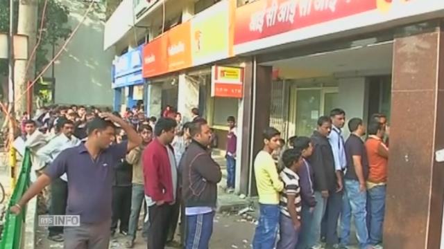 Chaos devant les banques a New Delhi