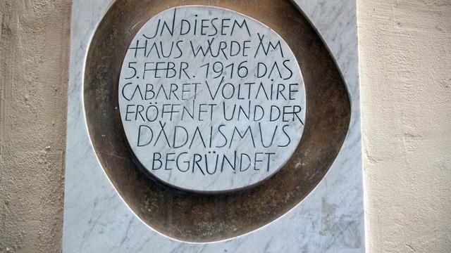 La plaque apposée sur le mur du Cabaret Voltaire à Zurich [Keystone - Gaetan Bally]