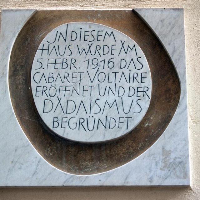 La plaque apposée sur le mur du Cabaret Voltaire à Zurich [Keystone - Gaetan Bally]