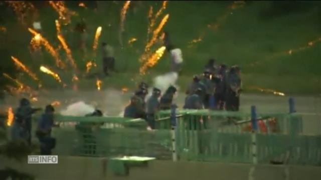 Des feux d'artifices sont jetés sur des policiers lors d'une manifestation dans le Minnesota aux Etats-Unis