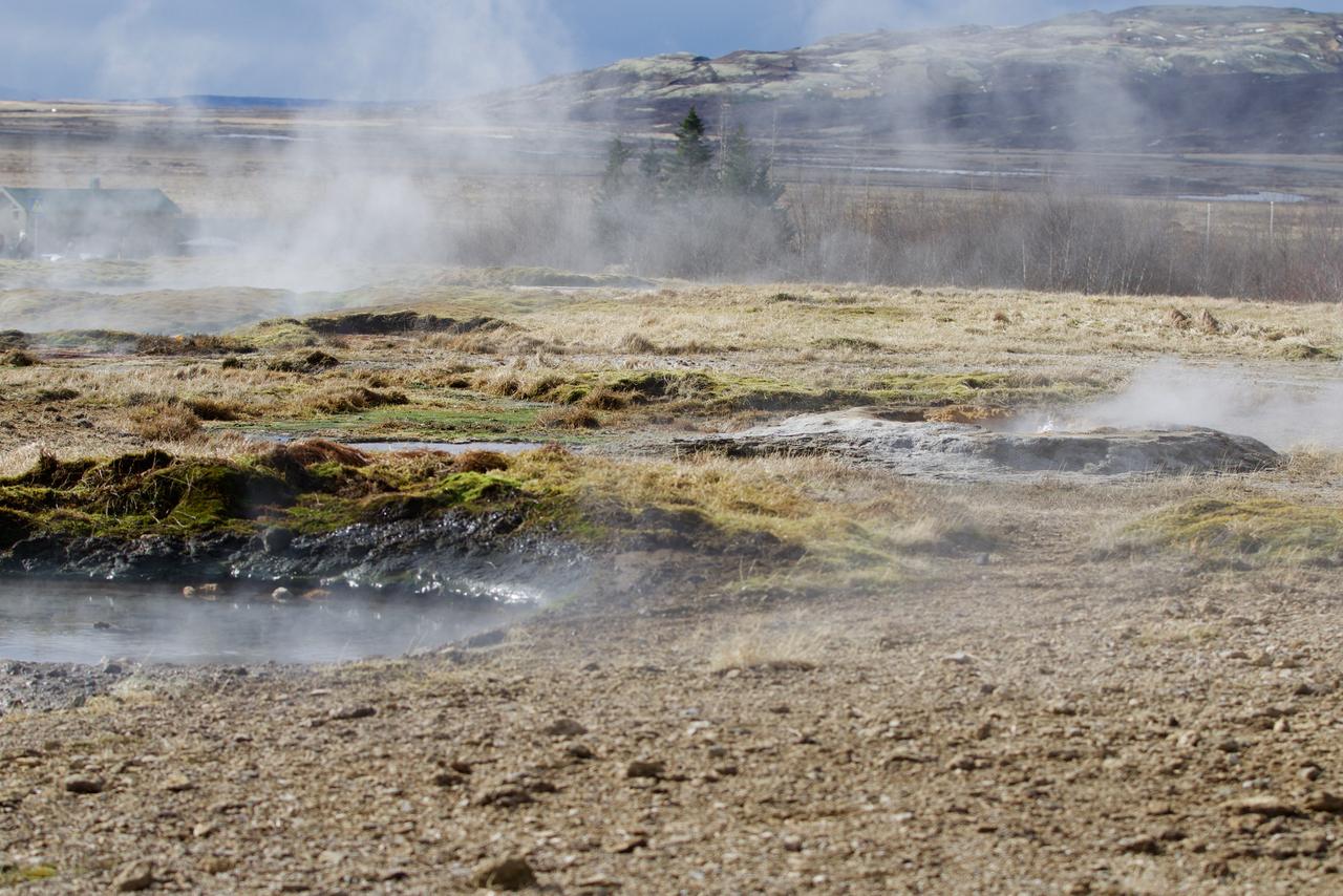 Les vapeur de souffre émanant des profondeurs de la terre.