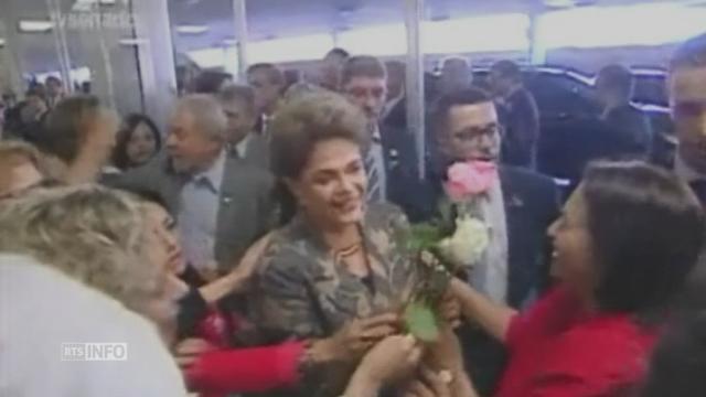 Dilma Rousseff accueillie par ses partisans au Sénat