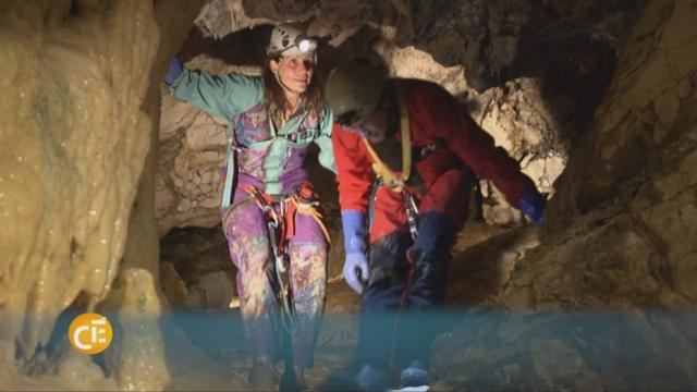 Il est possible de tester la spéléologie dans les Grottes de Vallorbe