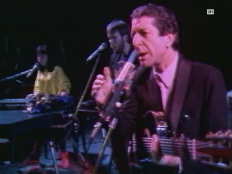 Le chanteur canadien Leonard Cohen chante sur le plateau de Midi Public en 1985. [RTS]