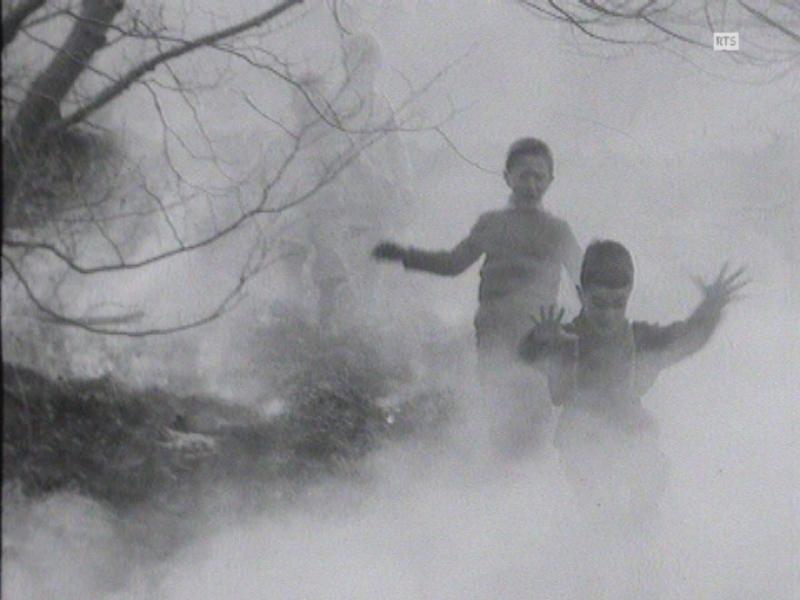 Enfants boutant le feu à un champ en 1964. [RTS]