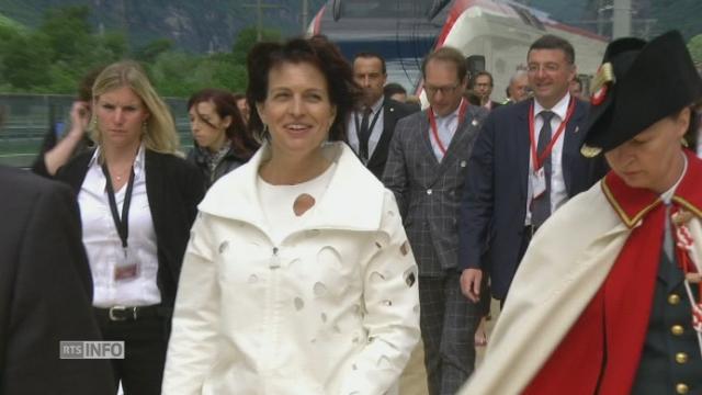 Doris Leuthard arrive à l'inauguration du Gothard