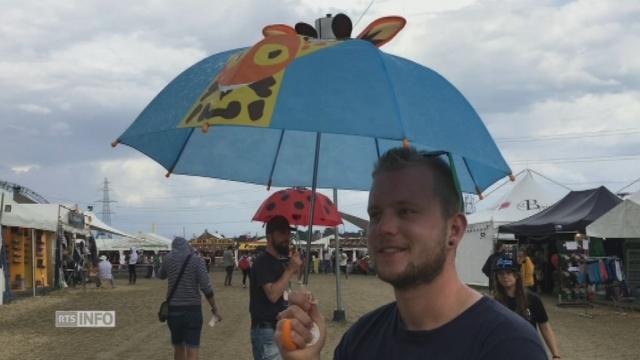 Des festivaliers de nouveau sous la pluie à Paleo